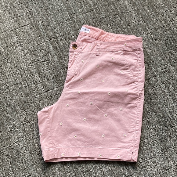 Old Navy Mid-Rise Everyday Embroidered-Daisy Shorts - 7-inch inseam - Picture 1 of 8